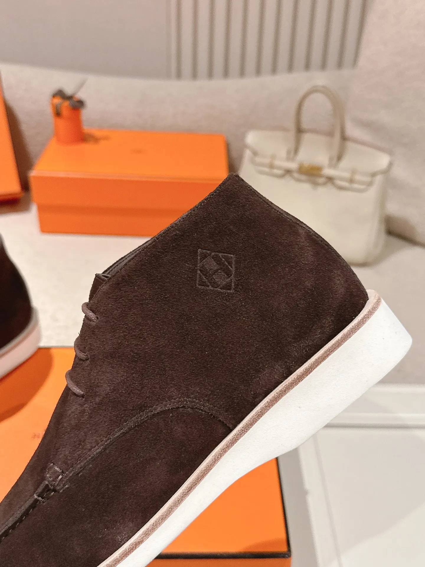 Men's Men's Shoes 660💰 Hermes men's size #26ss calfskin derby shoes, decorated with signature "H Diamant" details for a stylish and casual style. Fabric: Cow suede Lining: Mixed sheep lining Outsole: Genuine leather welt + original TPU Bottom thickness: 3CM Code number: 39-45 (customized at 46.47)